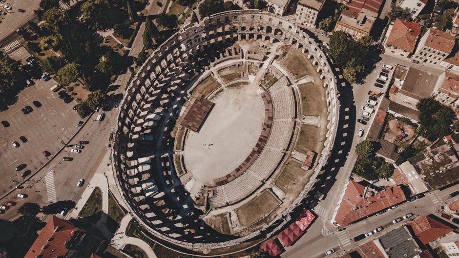 Nuit à Nîmes concerts 2026 : hébergements près des arènes